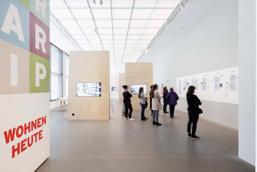 Besucher*innen in der Ausstellung - Foto: Vletsos, Architekturmuseum TUM